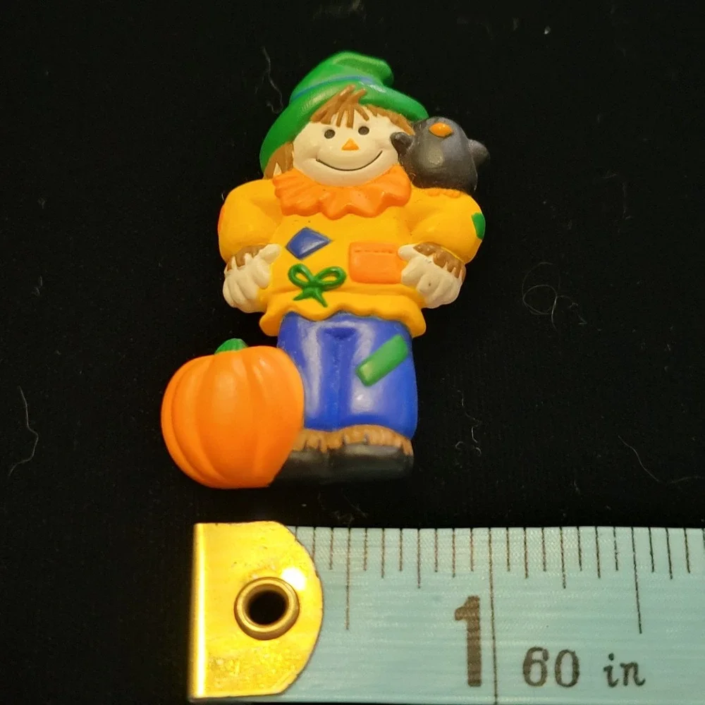 Vintage HALLMARK‎ Signed Halloweem Autumn Scarecrow Pumpkin Black Bird Pin 1.75